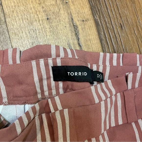 Torrid 5 Inch Stretch Crepe Mid-Rise Tie-Front Shorts Stripe Dusty Rose 12 P - Picture 4 of 5